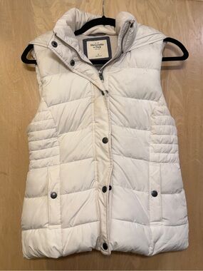Abercrombie & Fitch Women's Off-White Quilted Hooded Puffer Vest